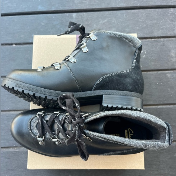 Clarks Boots Women's 9.5 Black Hiking Lace Up cushion comfort store display - Picture 2 of 15